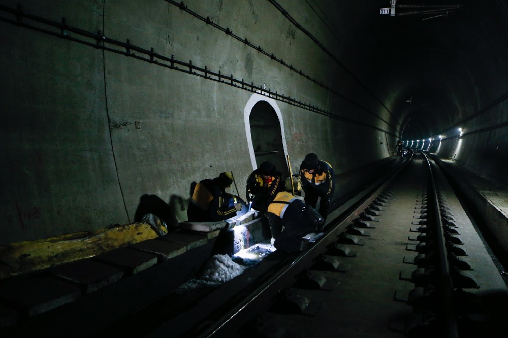 蒙自铁路运营隧道病害现状